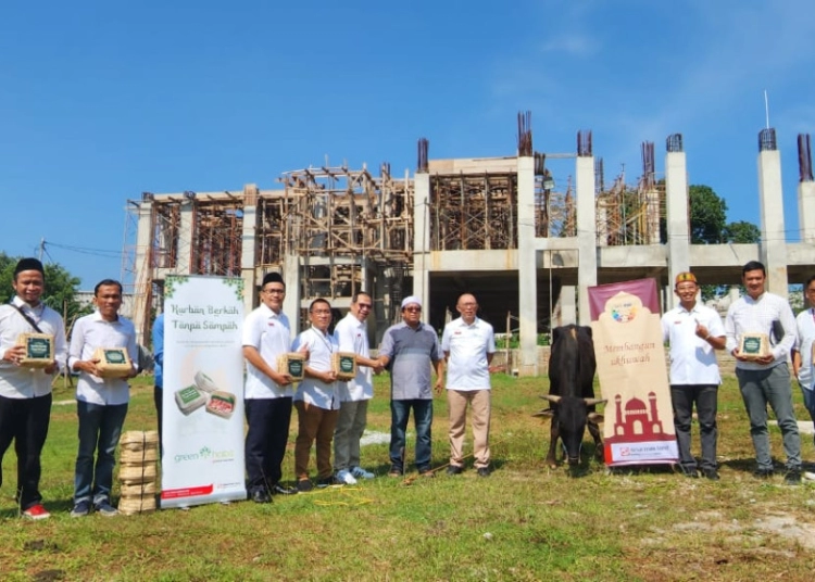 Sinar Mas Land melalui Yayasan Muslim Sinar Mas Land (YMSML) kembali menyalurkan 440 hewan kurban dalam rangka merayakan Hari Raya Iduladha 1444 H. Penyerahan hewan kurban ini dilakukan secara simbolis oleh perwakilan YMSML dan Tim CSR & Green Initiatives Sinar Mas Land pada Rabu (28/6) lalu di Masjid Islamic Centre, Kota Tangerang Selatan dan Masjid Raya Raudhatul Jannah, Pagedangan, Kabupaten Tangerang.