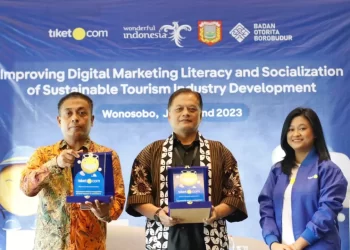 (Ki-Ka) Direktur Keuangan, Umum, dan Komunikasi Publik Badan Otorita (BO) Borobudur Ramlan Kamarullah, Sekretaris Dinas Pariwisata dan Kebudayaan Kabupaten Wonosobo Mohammad Burnahudin, dan Associate Marketing Manager tiket.com region Jawa Tengah  Natassasanti  turut hadir dalam memberikan materi mengenai kebijakan pariwisata di Wonosobo dan tips dalam memanfaatkan aspek digital marketing untuk meningkatkan penjualan. Coaching clinic yang dihadiri 40 pelaku wisata dari Kabupaten Wonosobo ini diselenggarakan untuk mendukung potensi besar yang dimiliki pelaku usaha di Kabupaten Wonosobo melalui program digital marketing.