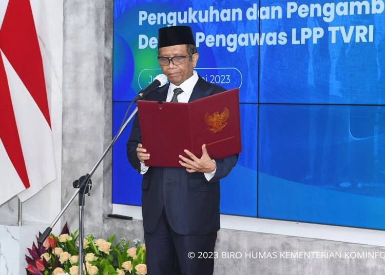 Pelaksana Tugas Menteri Komunikasi dan Informatika Mahfud MD mengukuhkan sembilan orang Komisioner Komisi Penyiaran Indonesia dan lima orang Dewan Pengawas Lembaga Penyiaran Publik Televisi Republik Indonesia