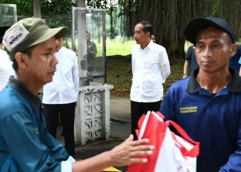 Presiden Joko Widodo menyaksikan penyerahan bantuan paket sembako bagi masyarakat di sekitar Kompleks Istana Kepresidenan Bogor