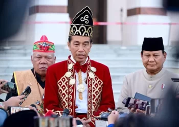 Presiden Joko Widodo menyampaikan keterangannya usai memimpin Upacara Penurunan Bendera Sang Merah Putih pada Hari Ulang Tahun ke-79 Kemerdekaan Republik Indonesia di Istana Negara, Ibu Kota Nusantara, pada Sabtu, 17 Agustus 2024. Foto: BPMI Setpres/Muchlis Jr