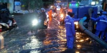 Hujan deras yang mengguyur sebagian wilayah Jakarta, menimbulkan genangan setinggi 30 hingga 40 sentimeter di Jalan Raya Jambore, Cibubur, Kecamatan Ciracas, Jakarta Timur, Selasa (23/4) sekitar pukul 18.00.