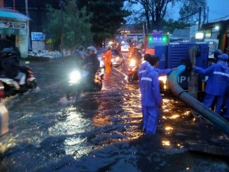 Hujan deras yang mengguyur sebagian wilayah Jakarta, menimbulkan genangan setinggi 30 hingga 40 sentimeter di Jalan Raya Jambore, Cibubur, Kecamatan Ciracas, Jakarta Timur, Selasa (23/4) sekitar pukul 18.00.