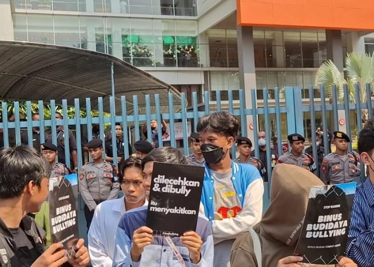 Perhimpunan Mahasiswa Hukum Indonesia Gelar Aksi Demo di Depan Binus School Simprug: Tolak Kasus Bullying di Sekolah