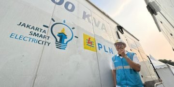 Petugas PLN siaga 24 jam melayani pelanggan dengan kelistrikan yang andal.