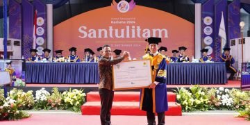 Institut Teknologi PLN menjadi Kampus Pertama di Jakarta yang menggunakan Renewable Energy Certificate (REC). Penyerahan REC langsung diberikan General Manager PLN Unit Induk Distribusi Jakarta Raya, Lasiran kepada Rektor IT PLN, Prof. Dr. Ir Iwa Garniwa M K, MT, IPU, ASEAN.Eng (9/9/2024).