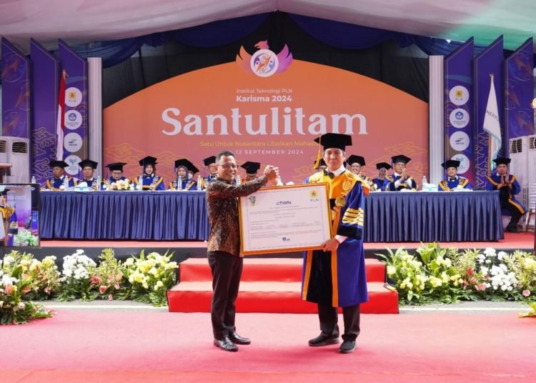 Lima Tahun Kepemimpinan Erick, Peminat Energi Hijau REC Jakarta Meningkat 24.579% 1 Institut Teknologi PLN menjadi Kampus Pertama di Jakarta yang menggunakan Renewable Energy Certificate (REC). Penyerahan REC langsung diberikan General Manager PLN Unit Induk Distribusi Jakarta Raya, Lasiran kepada Rektor IT PLN, Prof. Dr. Ir Iwa Garniwa M K, MT, IPU, ASEAN.Eng (9/9/2024).