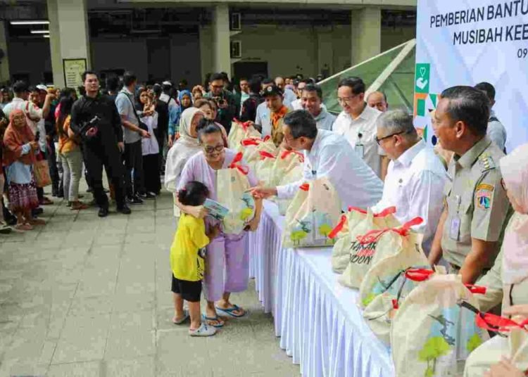 Serahkan Paket Sembako, Pj. Gubernur Heru Apresiasi Swasta Bantu Ringankan Beban Warga Eks Kebakaran Manggarai