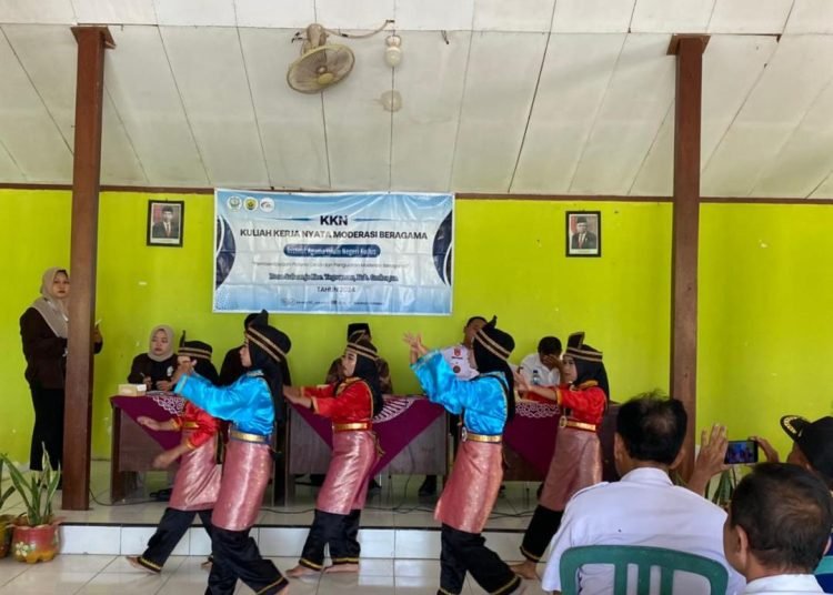 Mahasiswa KKN 137 IAIN Kudus Kolaborasi Anak-anak Desa Sukorejo Suguhkan Penampilan Tari saat Penutupan KKN 1 Mahasiswa KKN 137 IAIN Kudus