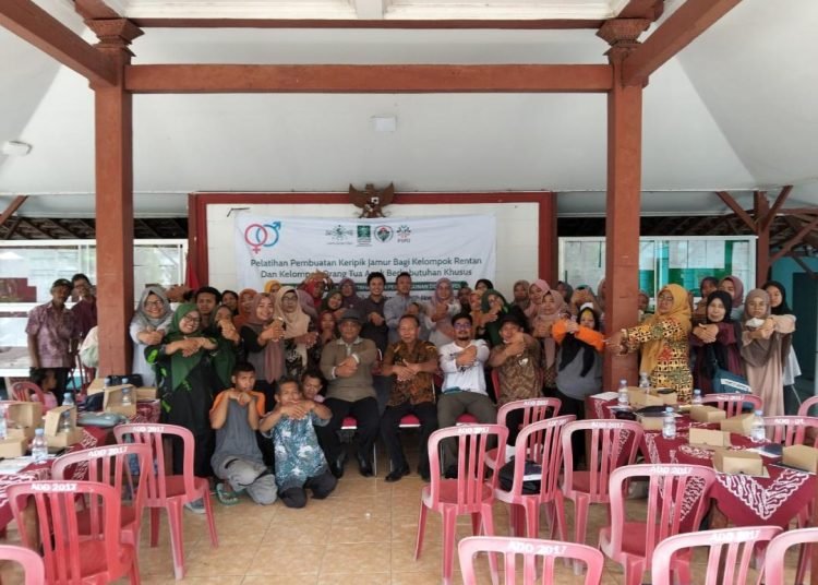 Dorong Ekonomi Inklusif, Lakpesdam NU Sukoharjo Gelar Pelatihan Keripik Jamur bagi Remaja Disabilitas di Desa Ngreco 1 Ekonomi Inklusif