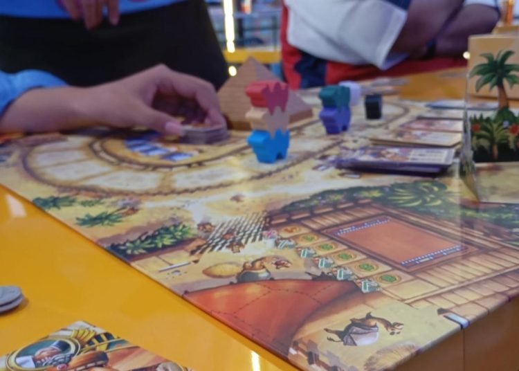 Pengunjung bermain board game didampingi oleh Game Master di Celestia Board Game