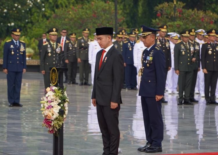 Wakil Presiden Republik Indonesia, Gibran Rakabuming Raka memimpin upacara memperingati Hari Pahlawan 10 November di Taman Makam Pahlawan, Kalibata, Jakarta Selatan.