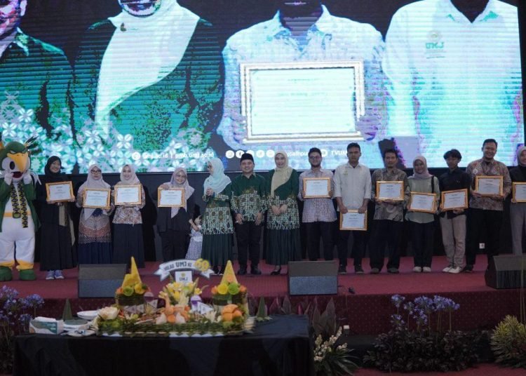 FKM UMJ Raih Berbagai Prestasi Memukau dalam UMJ Award 1 Pemberian Penghargaan Pada Puncak Kegiatan Hari Bermuhammadiyah & Milad UMJ - Foto By UMJ
