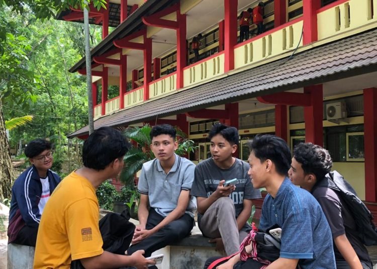 Koneksi Digital: Menggali Hubungan Antara Jejaring Sosial dan Keterampilan Sosial Remaja 1 WhatsApp Image 2024 12 06 at 10.29.16 PM