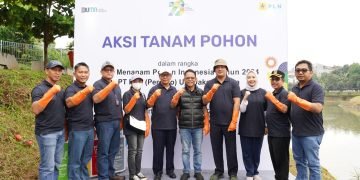 Foto bersama Aksi Tanam Pohon PLN Unit Induk Distribusi Jakarta Raya bersama Pemerintah Provinsi DKI Jakarta di Waduk Brigif, Jakarta Selatan.