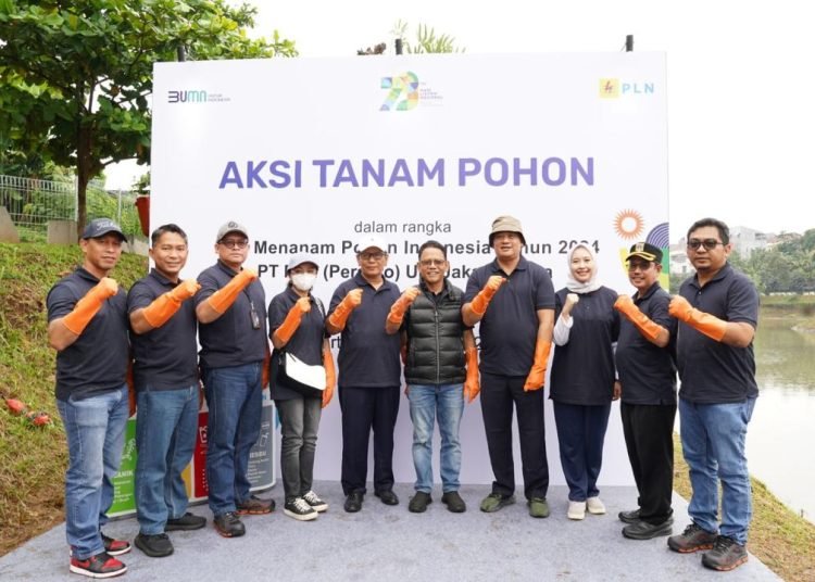 Foto bersama Aksi Tanam Pohon PLN Unit Induk Distribusi Jakarta Raya bersama Pemerintah Provinsi DKI Jakarta di Waduk Brigif, Jakarta Selatan.