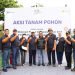 Foto bersama Aksi Tanam Pohon PLN Unit Induk Distribusi Jakarta Raya bersama Pemerintah Provinsi DKI Jakarta di Waduk Brigif, Jakarta Selatan.