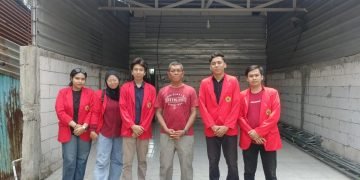 foto bersama bapak sukoco selaku pak Rt 05 Rw 08 Medokan semampir