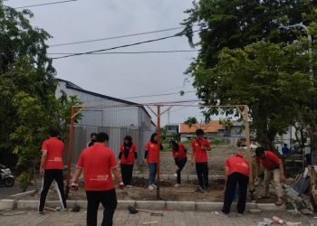 Sub Kelompok 8 NR 6 membuat pondasi taman TOGA, (Sabtu, 30/11/2024)