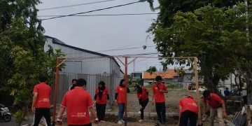 Sub Kelompok 8 NR 6 membuat pondasi taman TOGA, (Sabtu, 30/11/2024)