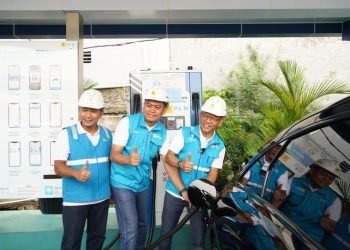 Dari kanan - General Manager PLN UID Jakarta Raya, Lasiran, Senior Manager PLN UID Jakarta Raya, Inu Suprianto dan Senior Manager Komunikasi dan Umum PLN UID Jakarta Raya, Haris Andika sedang mengisi kendaraan listrik di SPKLU Rest Area KM 6 Jalan Tol Jakarta - Bekasi Timur.