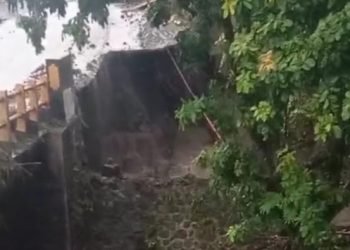 jembatan sori tatanga kecamatan pekat dompu ntb terkikis sebelum terputus akibat banjir bandang