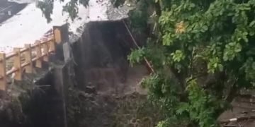 jembatan sori tatanga kecamatan pekat dompu ntb terkikis sebelum terputus akibat banjir bandang