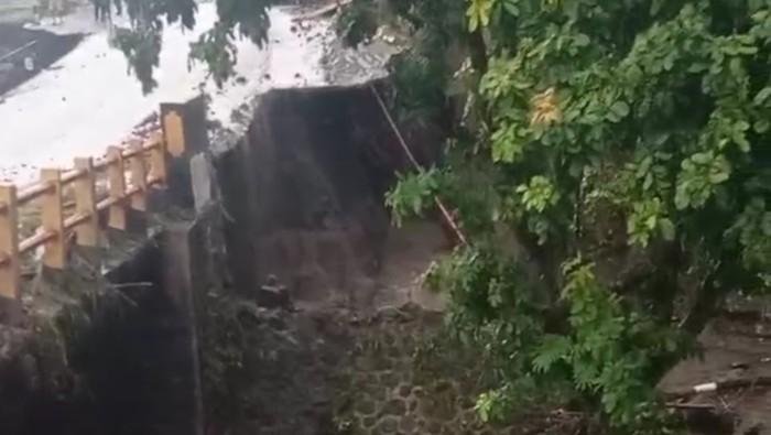 Akibat Banjir Bandang di Landa Dompu, Sebuah Jembatan Terputus 5 jembatan sori tatanga kecamatan pekat dompu ntb terkikis sebelum terputus akibat banjir bandang