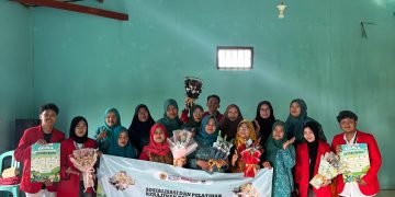 Kegiatan sosialisasi dan pelatihan kerajinan bucket bersama ibu PKK Dusun Treceh