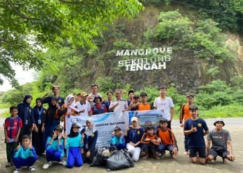 Mahasiswa Kuliah Kerja Nyata (KKN) Program Merdeka (PMD) Universitas Mataram (Unram) 2024-2025 berhasil menyelenggarakan kegiatan penanaman bibit mangrove dan aksi bersih pantai di kawasan wisata Mangrove Tanjung Batu, Sekotong Tengah, Lombok Barat.