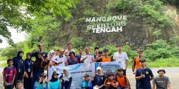 Mahasiswa Kuliah Kerja Nyata (KKN) Program Merdeka (PMD) Universitas Mataram (Unram) 2024-2025 berhasil menyelenggarakan kegiatan penanaman bibit mangrove dan aksi bersih pantai di kawasan wisata Mangrove Tanjung Batu, Sekotong Tengah, Lombok Barat.