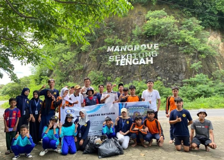 Aksi Bersih Pantai dan Tanam Mangrove oleh Mahasiswa KKN UNRAM 1 Mahasiswa Kuliah Kerja Nyata (KKN) Program Merdeka (PMD) Universitas Mataram (Unram) 2024-2025 berhasil menyelenggarakan kegiatan penanaman bibit mangrove dan aksi bersih pantai di kawasan wisata Mangrove Tanjung Batu, Sekotong Tengah, Lombok Barat.