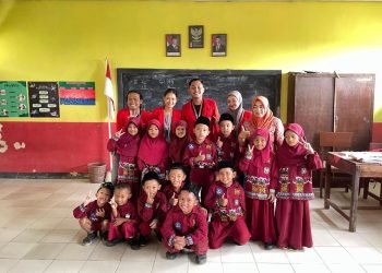 Foto Mahasiswa Bersama Guru dan Murid-Murid