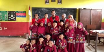 Foto Mahasiswa Bersama Guru dan Murid-Murid