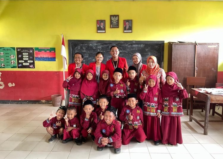 FUNLINGO - APE Demi Tingkatkan Kualitas Pengajaran di SDN Mojokembang 1 Foto Mahasiswa Bersama Guru dan Murid-Murid