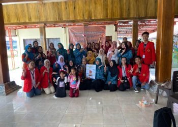 Foto Bersama UMKM Keripik Pisang dan Kelompok PKK