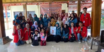 Foto Bersama UMKM Keripik Pisang dan Kelompok PKK