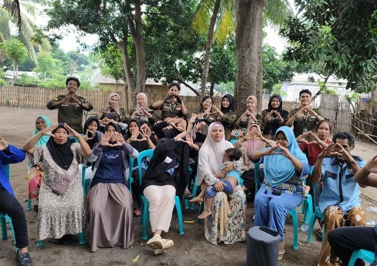 KKN-PMD UNRAM Dorong Desa Gunung Malang Jadi Pelopor Produk Arang Briket Batok Kelapa Dan Sofa Daur Ulang Dari Sampah Plastik Sebagai Bentuk Implementasi Program SDGs 1 Dok. KKN PMD Gununng Malang