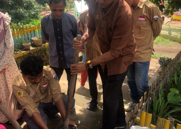 Mahasiswa KKN PMD UNRAM Bersama Pemerintah Desa Riamau Sulap Limbah Kemiri Jadi Arang Briket 1 Dok. KKN PMD UNRAM Desa Riamau