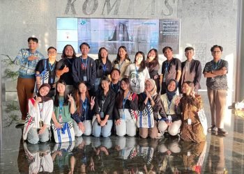 Mahasiswa Jurusan Fotografi Fakultas Seni Rupa dan Desain ISI Surakarta (belakang ketiga dari kanan), berfoto bersama peserta magang di PT.Kompas Media Nusantara (Kompas.id), Jakarta, Jumat (27/12/2024).