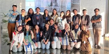 Mahasiswa Jurusan Fotografi Fakultas Seni Rupa dan Desain ISI Surakarta (belakang ketiga dari kanan), berfoto bersama peserta magang di PT.Kompas Media Nusantara (Kompas.id), Jakarta, Jumat (27/12/2024).