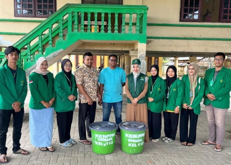 KKN-PPM 112 Unimal Menyediakan Tempat Sampah 1 KKN-PPM 112 Unimal Menyerahkan Tempat Sampah Kepada Aparat Gampong