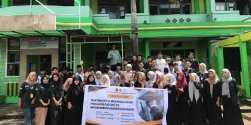 Mahasiswa KKN PMD Universitas Mataram Desa Kumbang