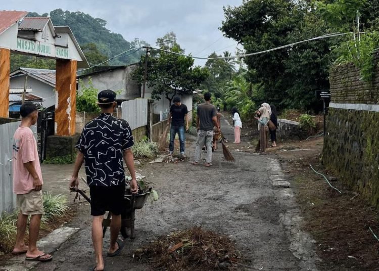 Mahasiswa KKN PMD Unram Desa Selelos Melaksanakan Clean Up Bersama 1 Mahasiswa KKN PMD Universitas Mataram Desa Selelos