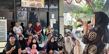 Gambar 1. Penyampaian materi sosialisasi BUDIKDAMBER oleh mahasiswa Akuakultur Fakultas Perikanan dan Kelautan Universitas Airlangga