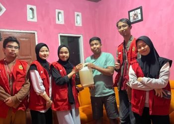 Penyerahan Bio-Herbisida oleh Mahasiswa KKN-T 113 Universitas Hasanuddin kepada Kepala Dusun Mapung (Source: dokumentasi pribadi)