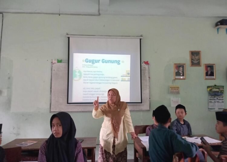 Guru Bahasa Jawa MTs N 6 Bantul Laksanakan Supervisi Pembelajaran Tembang Dolanan di Kelas 7B 1 IMG 20250220 WA0049