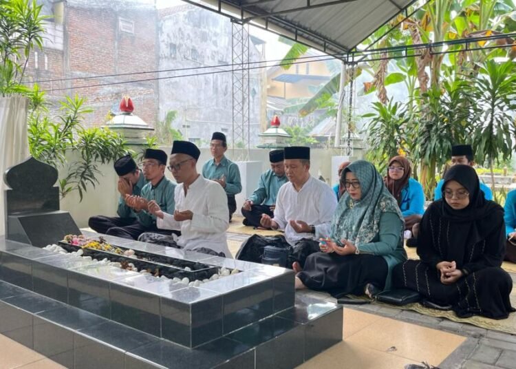 Kenang Jasa Ulama, MTsN 6 Bantul Gelar Ziarah Kubur dalam Rangka Harlah ke-47 1 IMG 20250221 WA0153