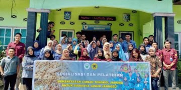 Mahasiswa KKN PMD Universitas Mataram Desa Sukarema