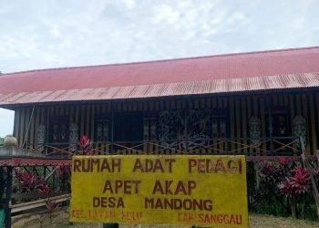 Rumah Adat Desa Mandong
